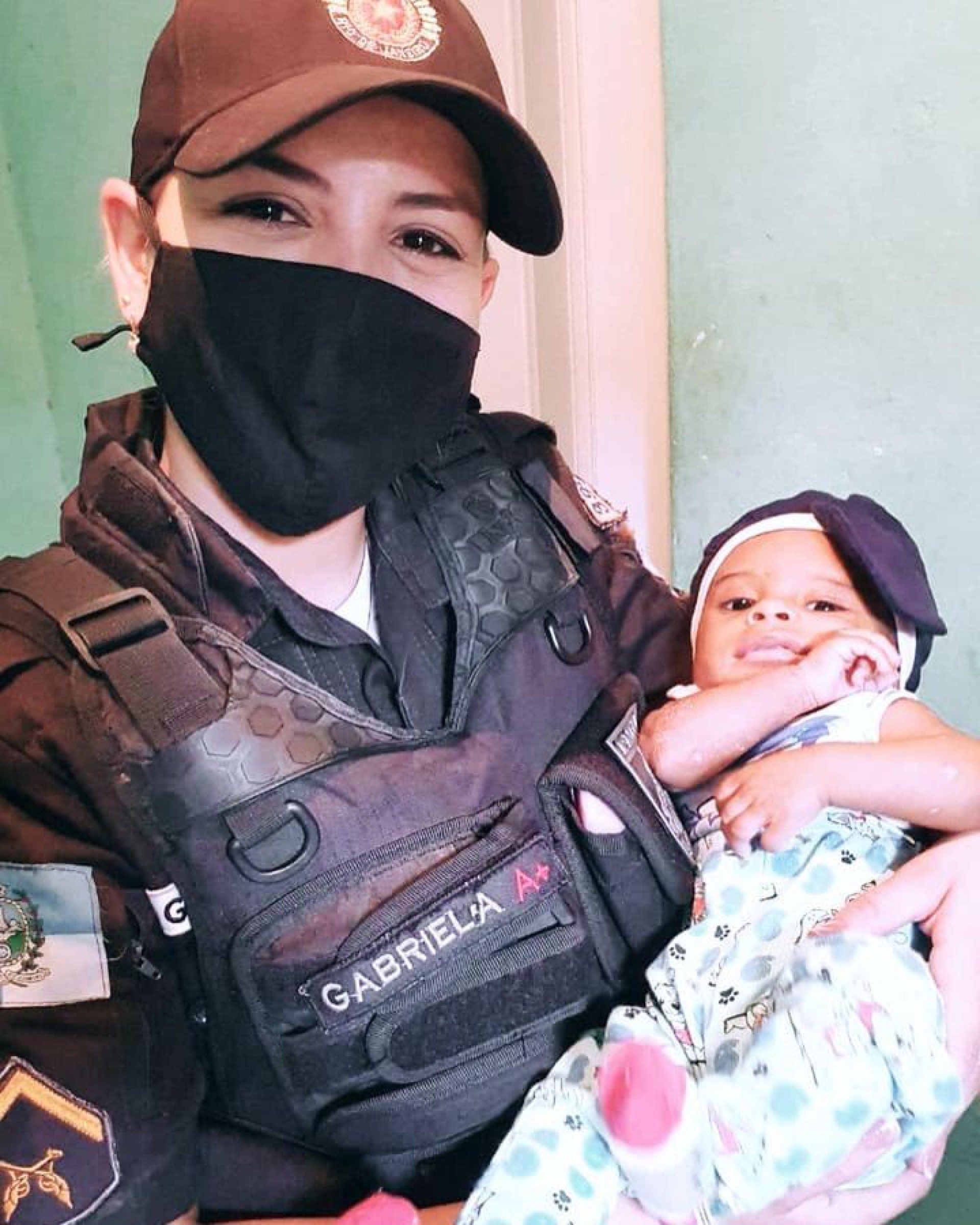 A soldado Gabriela com o pequeno Enzo - Divulgação / 39º BPM