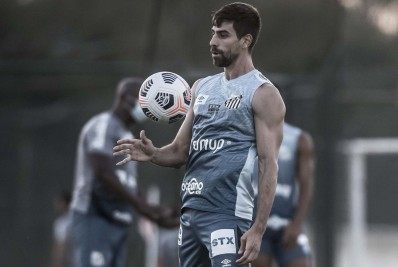 Após levar Gerson, Sampaoli mira zagueiro do Santos com passagem pelo Fluminense