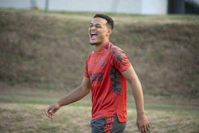 Por ser empréstimo, Flamengo recusa oferta do Fulham por Rodrigo Muniz