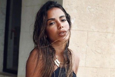 Anitta curte piscina e mostra marquinha na República Dominicana