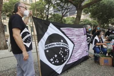 Coletivo de bordadeiras do Rio faz ato em memória às vítimas da covid-19 na Cinelândia