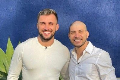 Reencontro! Ex-BBBs Caio e Arthur posam juntos na web