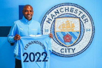Fernandinho renova contrato com o Manchester City