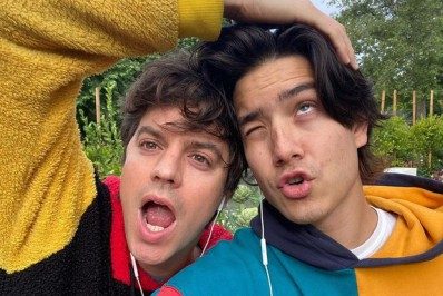 Irmão de Luciano Huck posa com marido: 'Viado com muito orgulho'