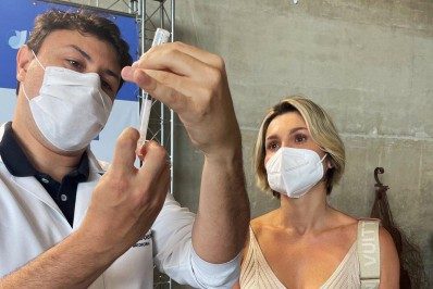'Acreditem na ciência', diz Flávia Alessandra ao receber vacina contra covid-19