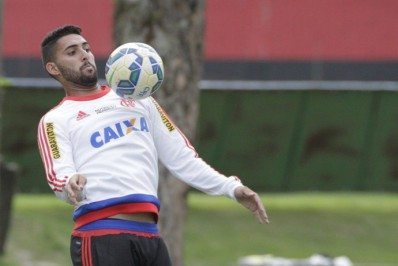 Zagueiro revela mágoa com dirigente nos tempos de Flamengo: 'Prometeu e não cumpriu'
