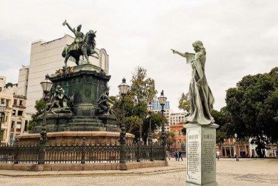 Esculturas da princesa Leopoldina são instaladas em campanha de combate a violência contra a mulher