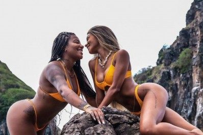 De biquíni, Ludmilla e Brunna Gonçalves posam agarradinhas em Noronha