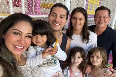 Mayra Cardi posta foto com os filhos e os ex-maridos