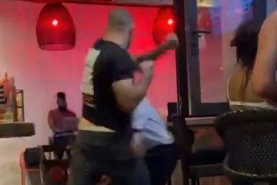Ex-lutador de MMA nocauteia homem em bar e alega legítima defesa