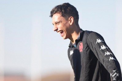 Com Sarrafiore confirmado, Vasco terá MT improvisado na lateral contra o Goiás