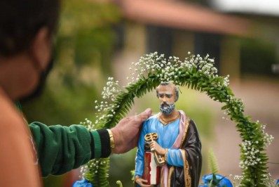 Orla dos pescadores em Guaratiba ganha imagem de São Pedro e uma bela homenagem