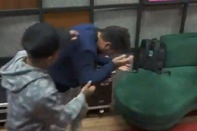 Parte do cenário despenca e fere cabeça de participante do 'Power Couple'