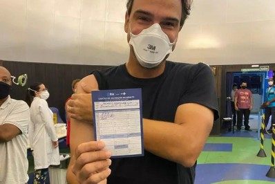 Tadeu Schmidt se emociona ao tomar a primeira dose da vacina contra o coronavírus