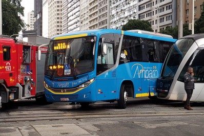 Acidente entre ônibus e VLT interdita trecho da Avenida Presidente Vargas