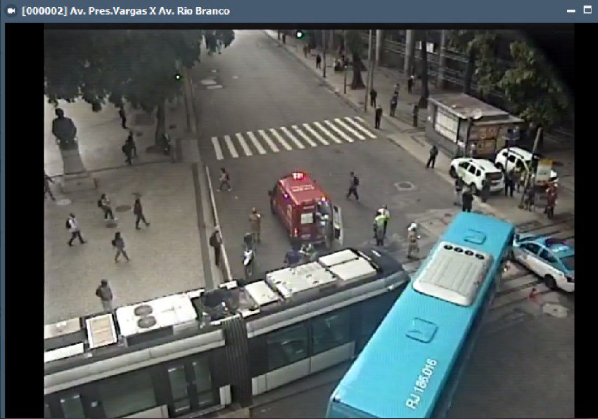 Acidente entre ônibus e VLT interdita trecho da Avenida Presidente Vargas - Reprodução / Centro de Operações Rio (COR)