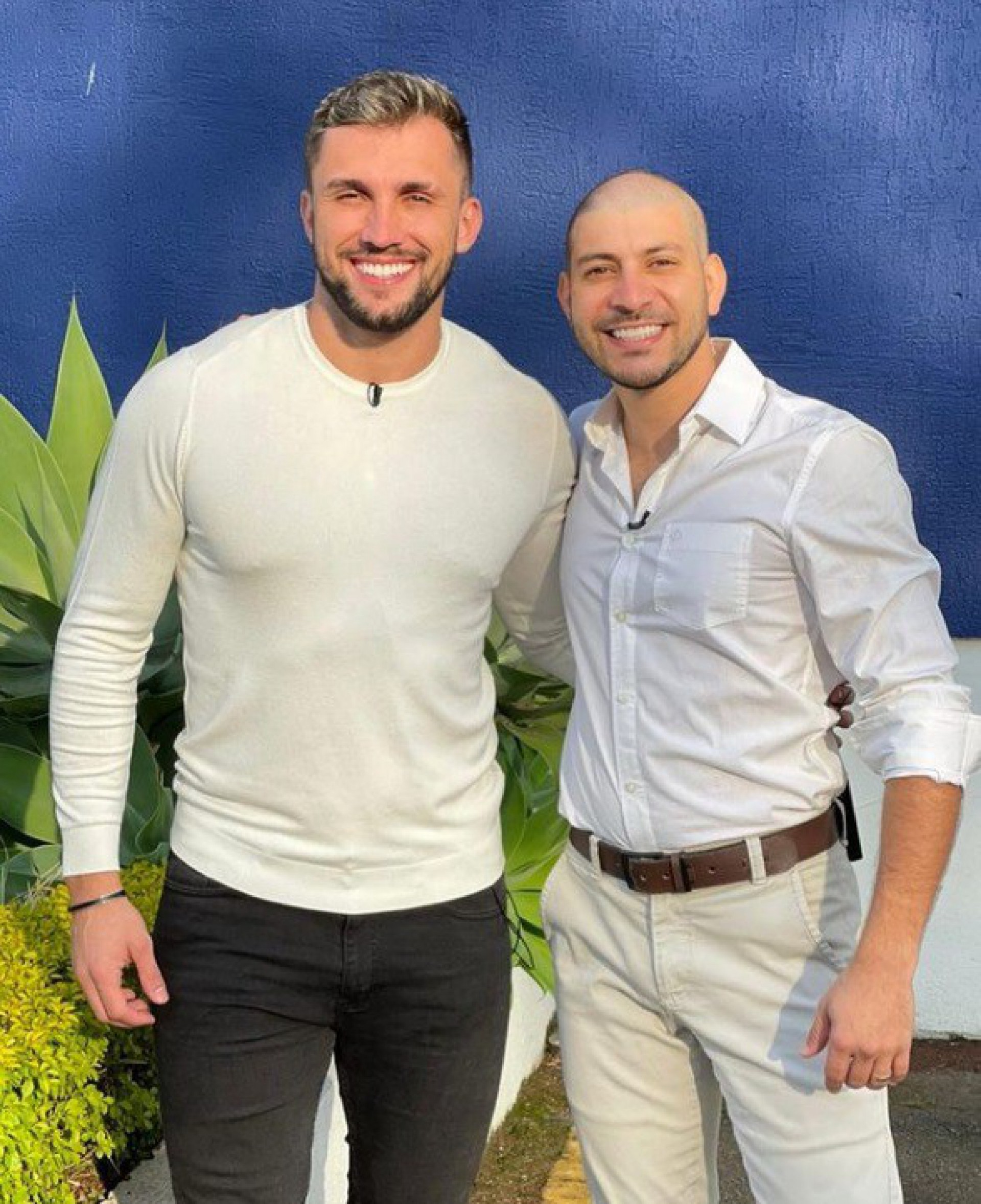 Reencontro! Ex-BBBs Caio e Arthur posam juntos na web