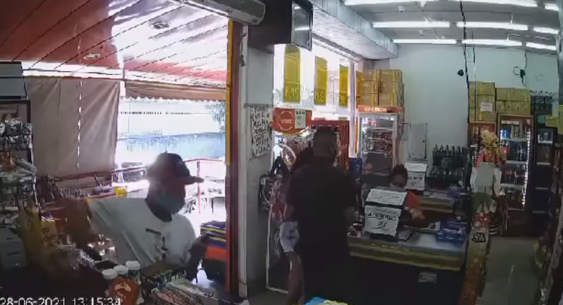 V&iacute;deo: Homem furta aparelho celular em mercadinho de Agostinho Porto e &eacute; flagrado por c&acirc;mera de seguran&ccedil;a