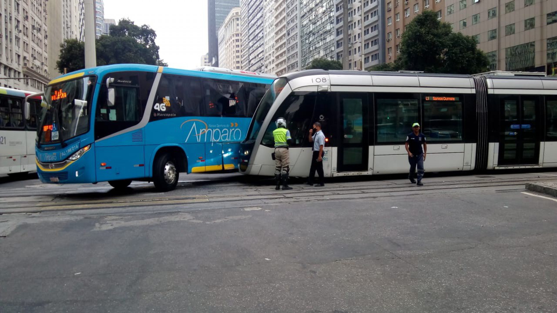 Acidente entre VLT e ônibus interdita trecho da Avenida Presidente Vargas - WhatsApp O DIA: (21) 98762-8248