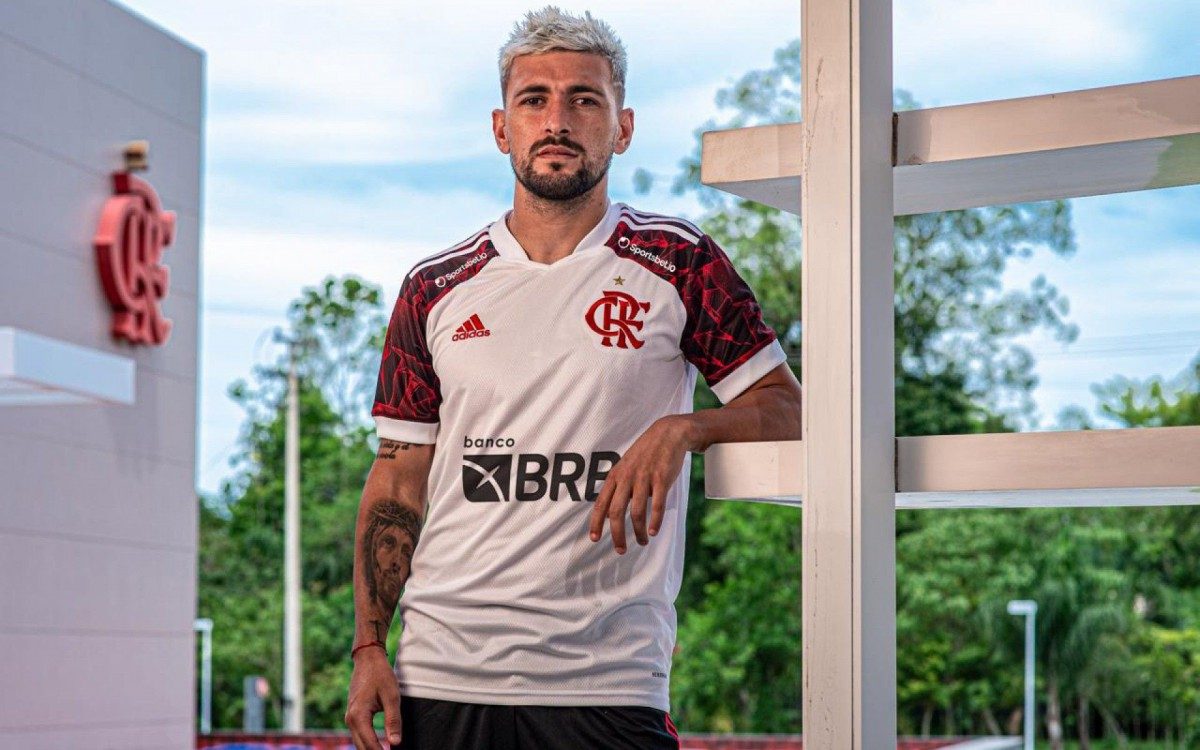 Arrascaeta com a nova camisa 2 do Flamengo