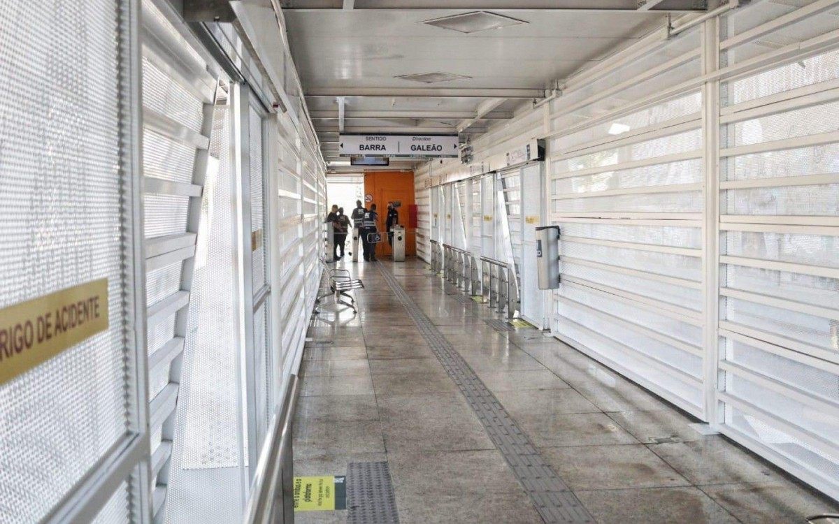 Reabertura da estação Olaria do BRT Transcarioca na última sexta (25), fechada há mais de um ano devido à depredação. Portas de ferro foram instaladas no lugar das de vidro