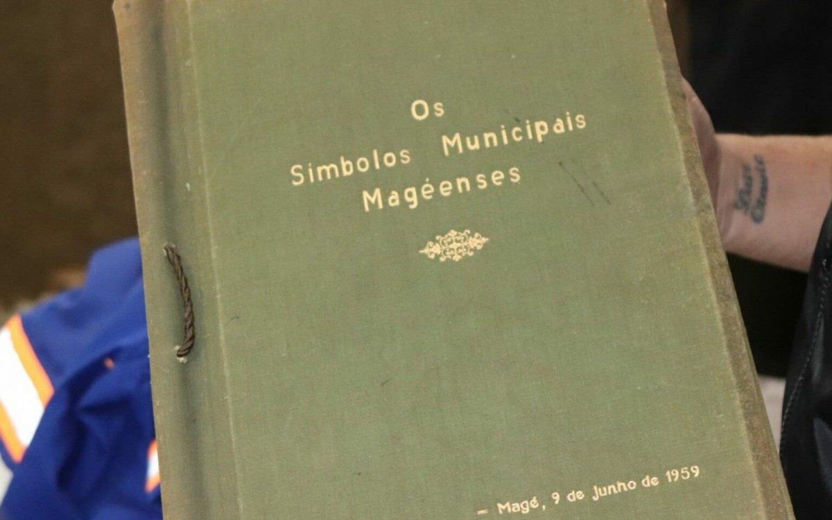 O acervo da biblioteca conta com algumas rel&iacute;quias, como o decreto municipal de 1959, assinado pelo prefeito Waldemar Lima Teixeira, que criou s&iacute;mbolos municipais de Mag&eacute;, como a bandeira do munic&iacute;pio.