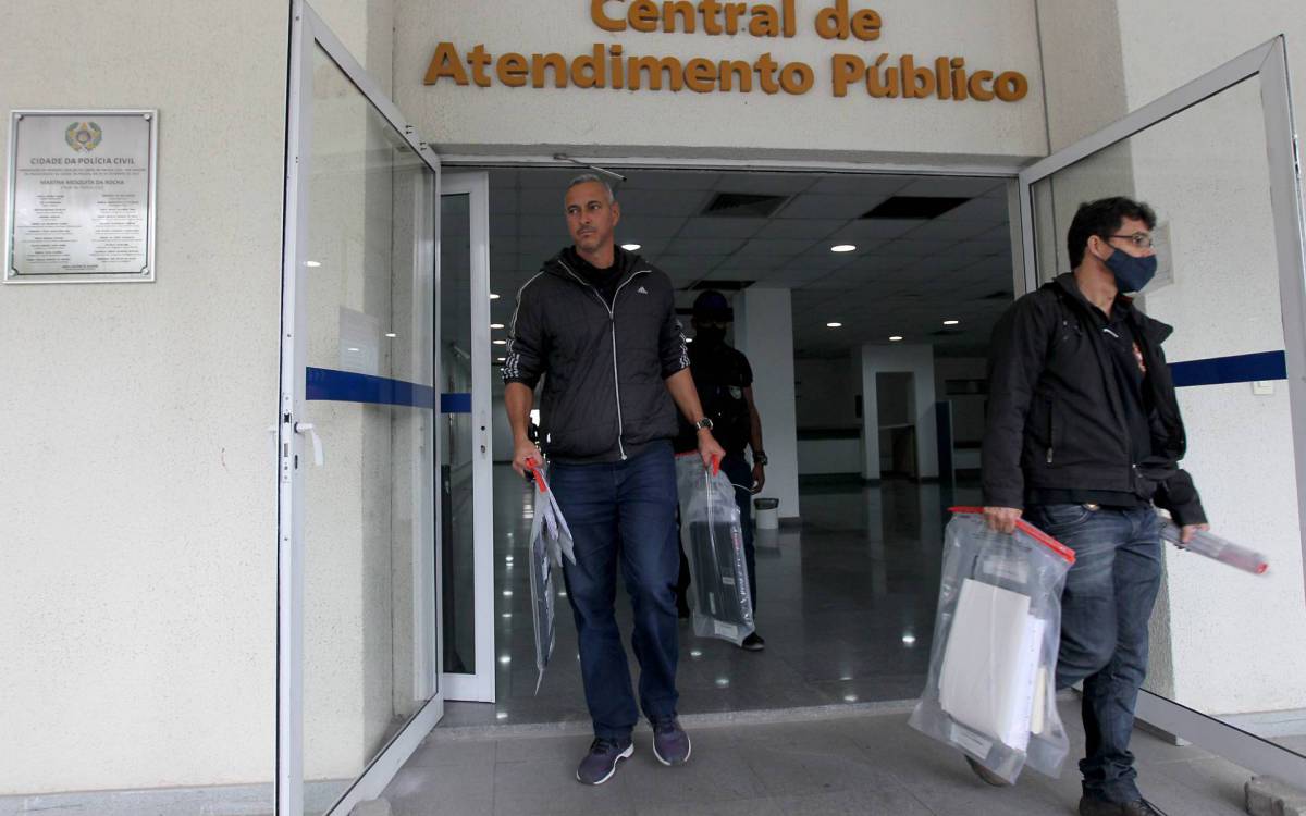 MP denunciou uma organização criminosa que atuava dentro da própria Delegacia de Repressão aos Crimes Contra a Propriedade Imaterial (DRCPIM), responsável por combater a pirataria. Na foto acima os agentes deixando a Cidade da Policia - Luciano Belford/Agência O Dia