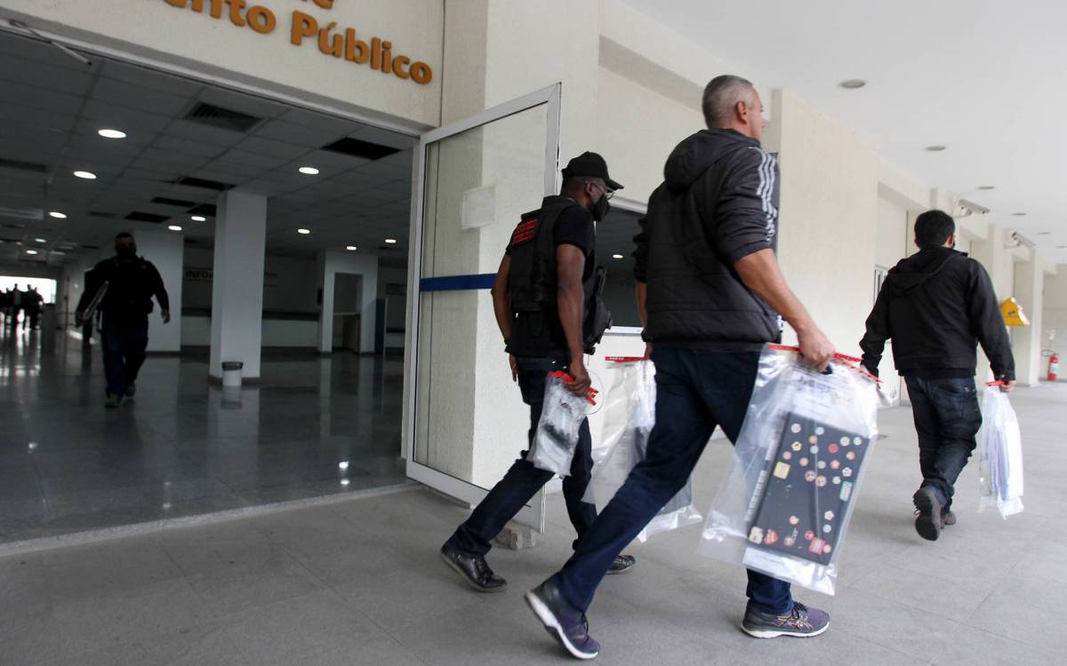 MP denunciou uma organização criminosa que atuava dentro da própria Delegacia de Repressão aos Crimes Contra a Propriedade Imaterial (DRCPIM), responsável por combater a pirataria. Na foto acima os agentes deixando a Cidade da Policia - Luciano Belford