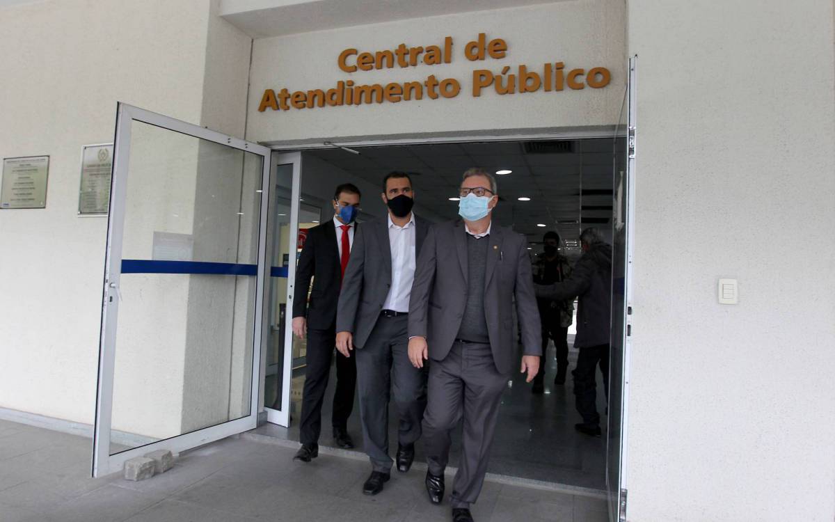 MP denunciou uma organização criminosa que atuava dentro da própria Delegacia de Repressão aos Crimes Contra a Propriedade Imaterial (DRCPIM), responsável por combater a pirataria. Na foto acima os agentes deixando a Cidade da Policia - Luciano Belford