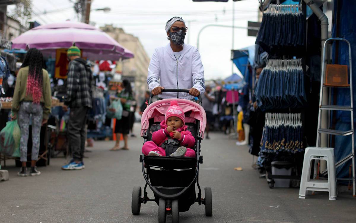 Baixa temperatura no estado do Rio. Na foto acima a Geanne Silva e sua filha Maiter Silva. Foto: Luciano Belford