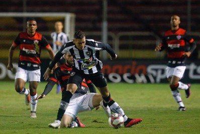 A lá 'Chaves', Chay garante o triunfo do Botafogo sobre o Vitória, em Volta Redonda