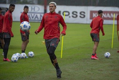 Pedro treina com bola e pode voltar ao Flamengo contra o Sport