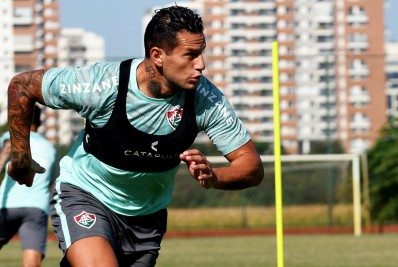 Vídeo: atacante do Fluminense impressiona companheiros ao levantar peso no supino
