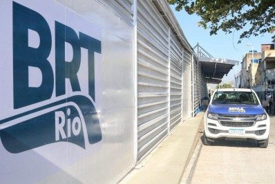 Prefeitura anuncia 500 novos ônibus para o BRT e portas de aço nas estações contra vandalismo