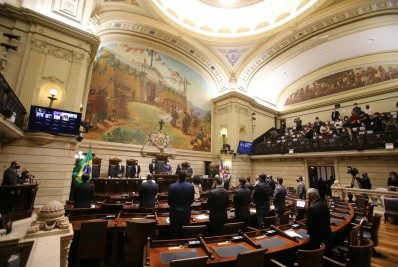 Tarcísio Motta e Carlos Bolsonaro batem boca durante votação de cassação do mandato de Dr. Jairinho