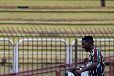 Fluminense começa bem, cai de rendimento e é goleado pelo Athletico
