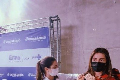 Giovanna Antonelli recebe vacina contra o coronavírus