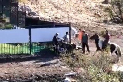 Vídeo: ex-Liverpool é agredido com pedras e socos durante caminhada