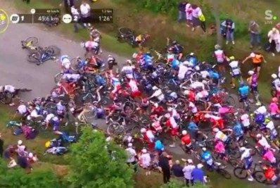 Após causar acidente no Tour de France, mulher é presa e pode receber multa de R$ 8 mil reais