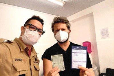 'Fui de luto por mais 500 mil brasileiros mortos', diz Selton Mello sobre o look preto na vacinação