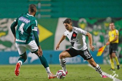 Com Bruno Gomes expulso, Vasco não resiste a pressão e é derrotado pelo Goiás