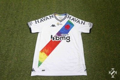 Vasco prepara novo lote da histórica camisa em apoio à causa LGBTQIA+ 