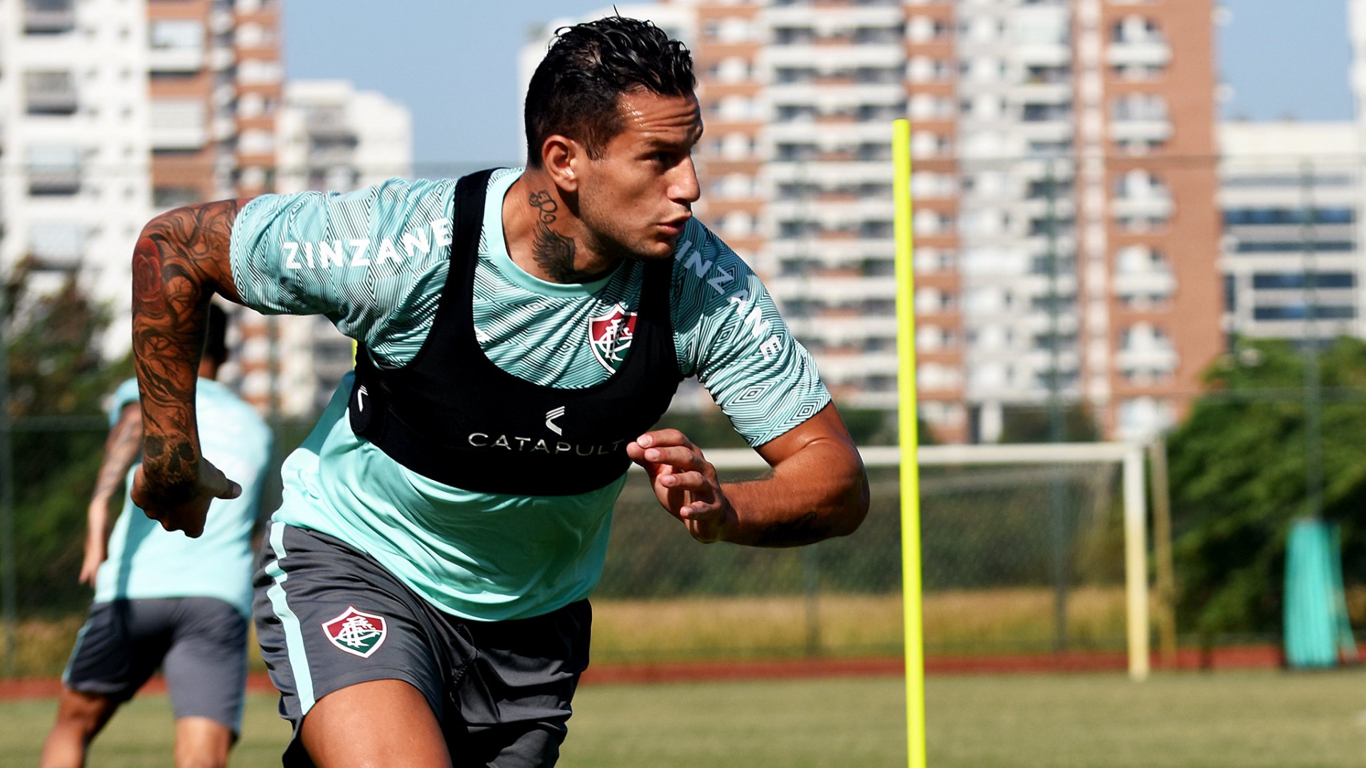 V&iacute;deo: atacante do Fluminense impressiona companheiros ao levantar peso no supino