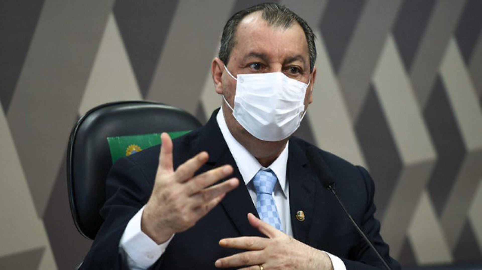 Ap&oacute;s ser chamado de bandido por Bolsonaro, Aziz rebate: 'Pare de olhar no espelho'