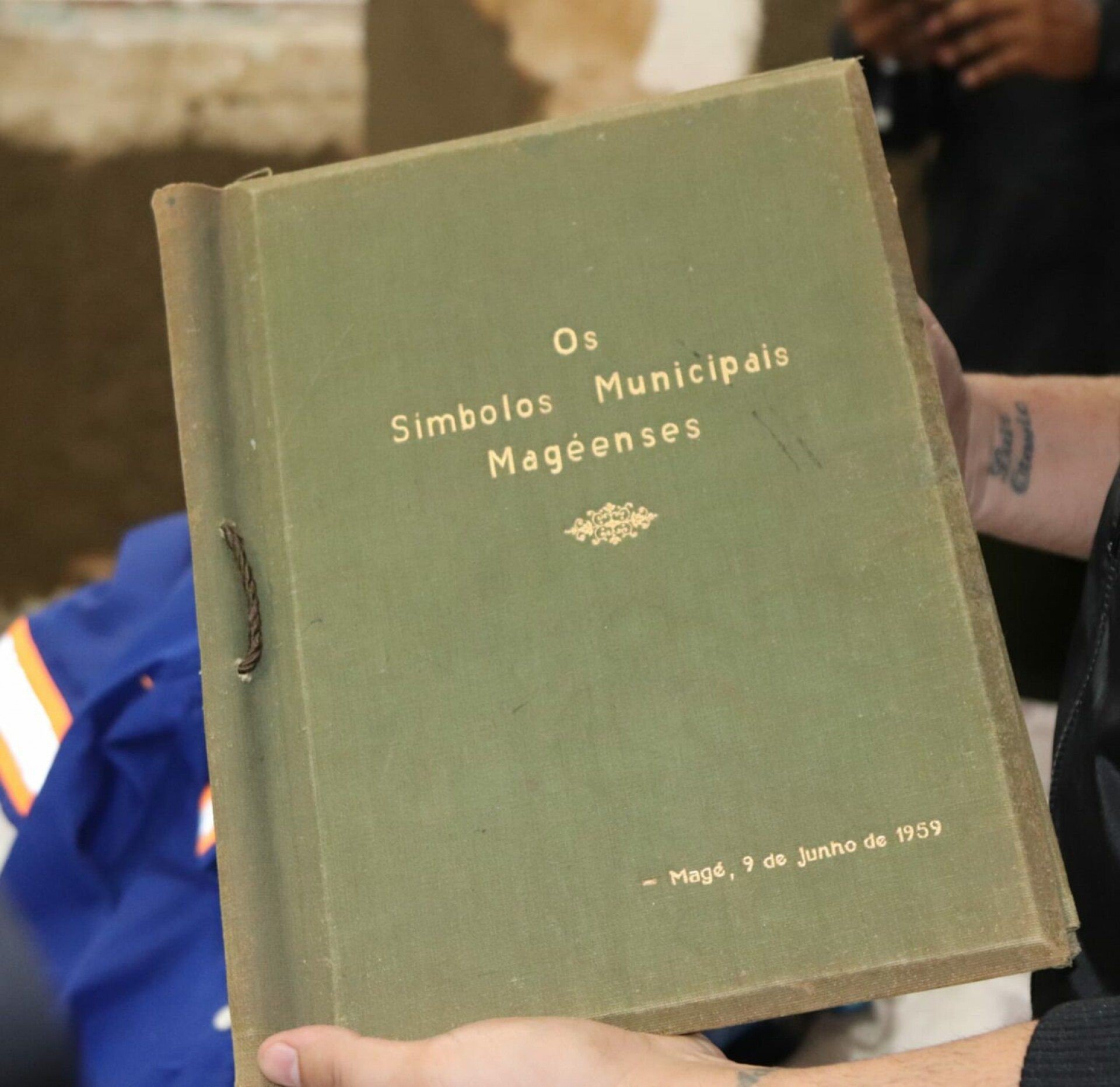 O acervo da biblioteca conta com algumas rel&iacute;quias, como o decreto municipal de 1959, assinado pelo prefeito Waldemar Lima Teixeira, que criou s&iacute;mbolos municipais de Mag&eacute;, como a bandeira do munic&iacute;pio. - Divulga&ccedil;&atilde;o/Prefeitura de Mag&eacute;.