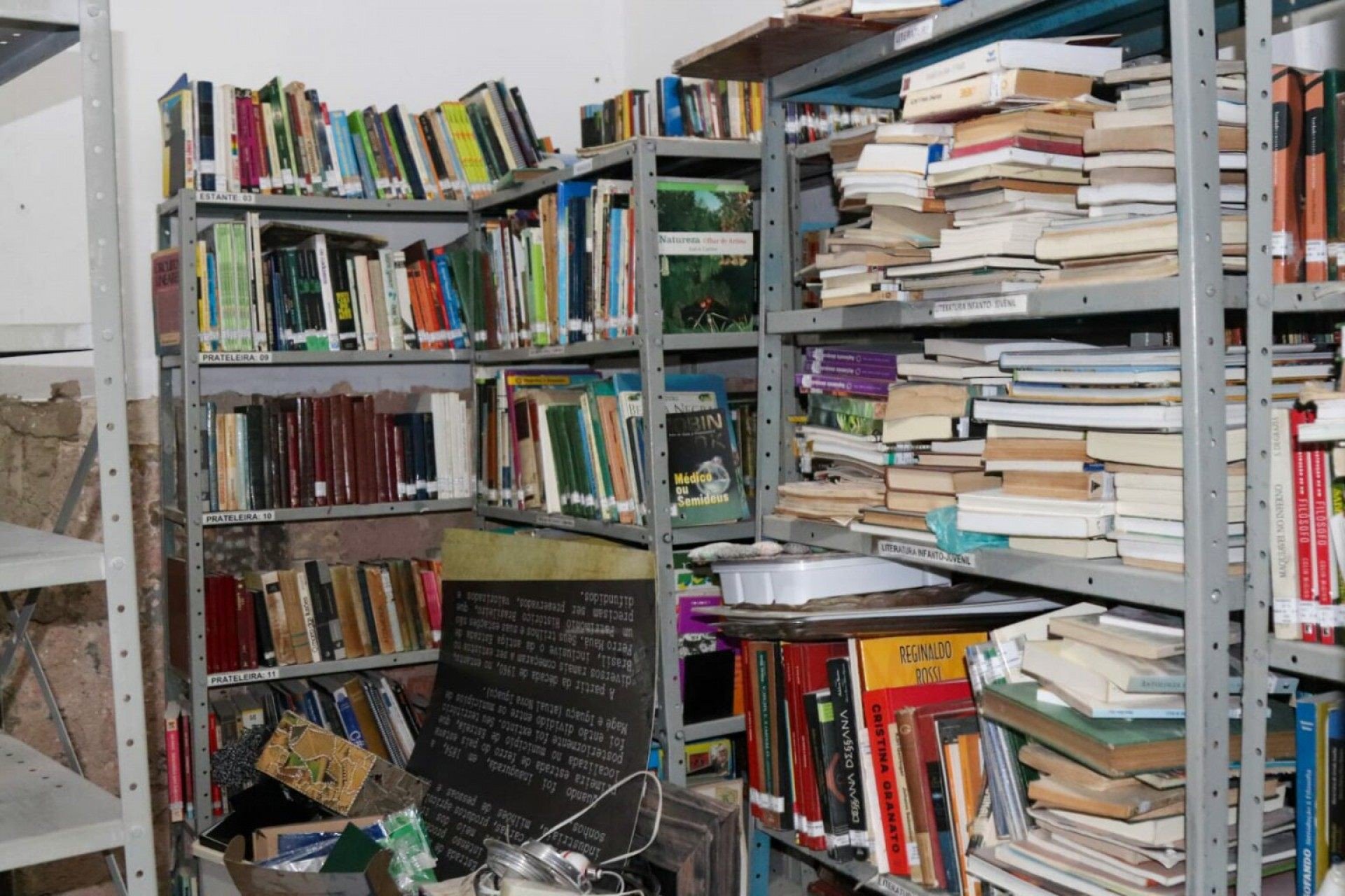 Com um acervo de cerca de 2 mil livros, o casarão colonial que abriga a Biblioteca Renato Peixoto dos Santos está em obras e deverá reabrir em dois meses. - Divulgação/Prefeitura de Magé.