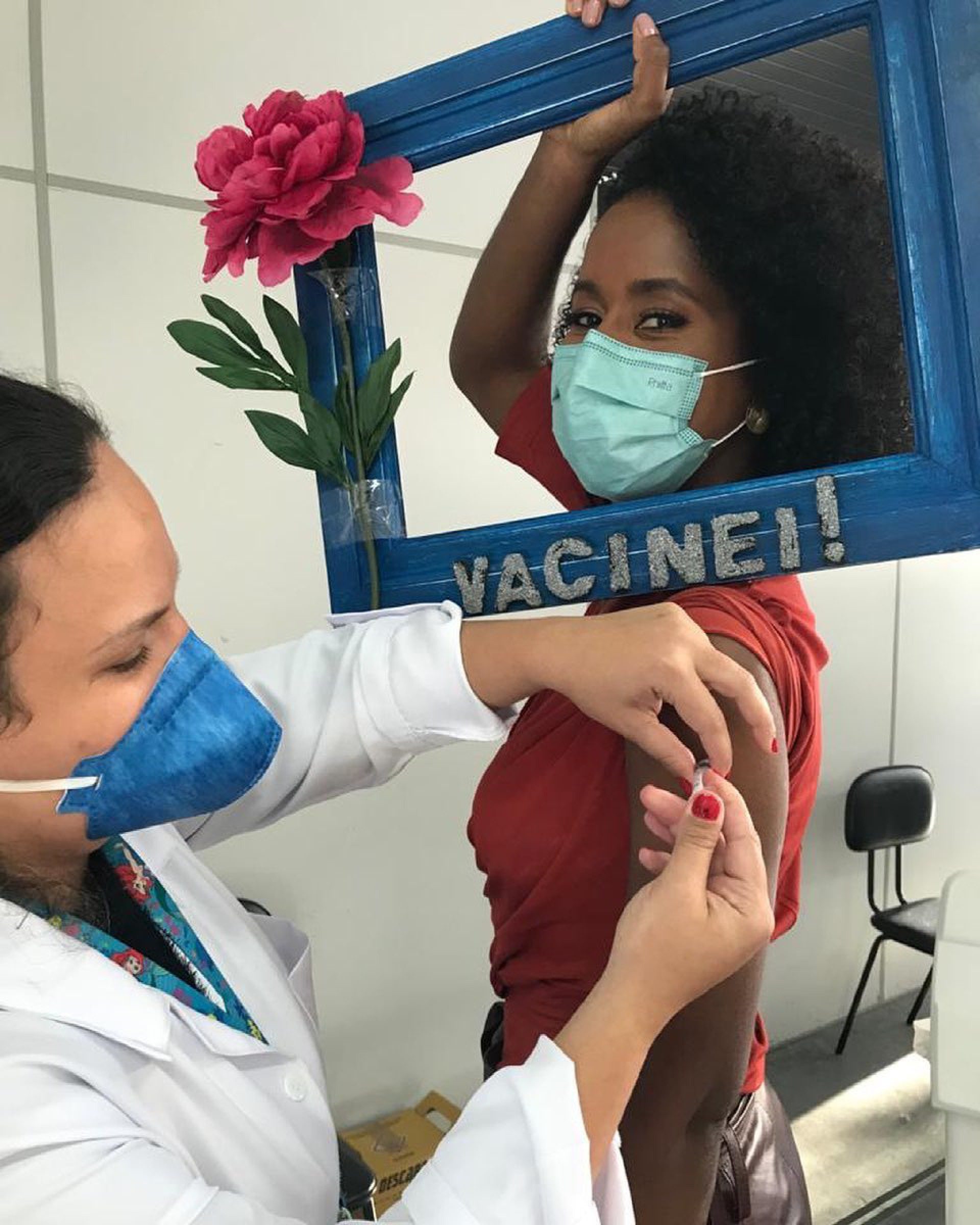 Maju Coutinho se emociona com vacina&ccedil;&atilde;o: 'Vacina boa &eacute; vacina no bra&ccedil;o'