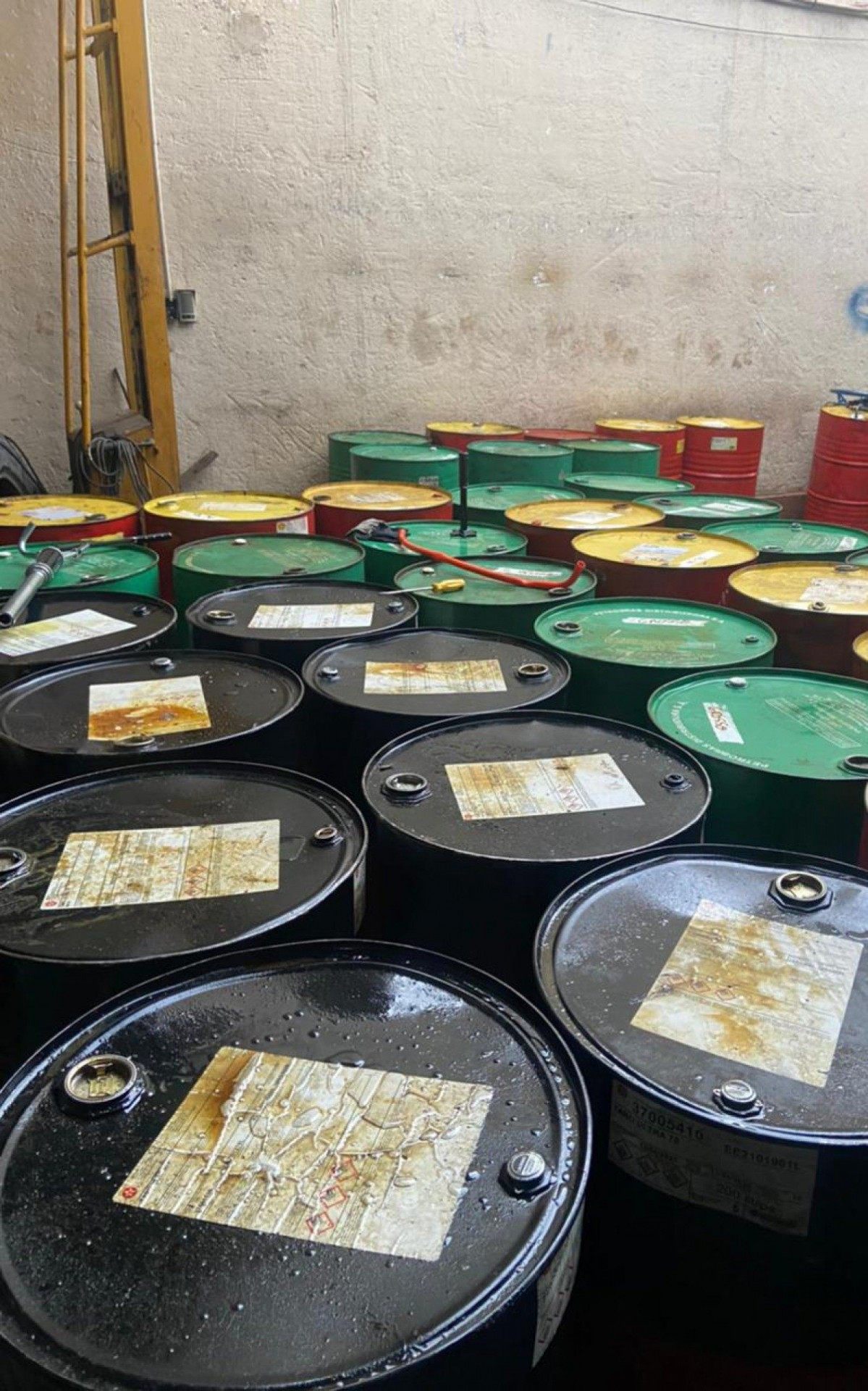 A adulteração começava a partir da receptação dos óleos lubrificantes de origem ilícita em galões de 200 litros