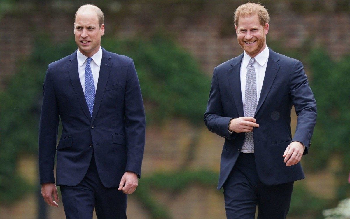 Britain's Prince William, Duke of Cambridge (L) and Britain's Prince Harry, Duke of Sussex arrive for the unveiling of a statue of their mother, Princess Diana at The Sunken Garden in Kensington Palace, London on July 1, 2021, which would have been her 60th birthday. - Princes William and Harry set aside their differences on Thursday to unveil a new statue of their mother, Princess Diana, on what would have been her 60th birthday. (Photo by Yui Mok / POOL / AFP)
