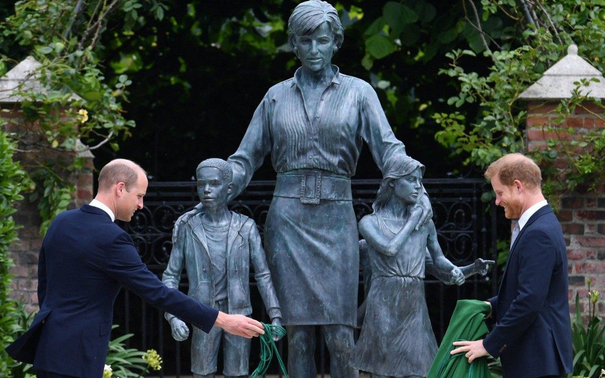 Britain's Prince William, Duke of Cambridge (L) and Britain's Prince Harry, Duke of Sussex unveil a statue of their mother, Princess Diana at The Sunken Garden in Kensington Palace, London on July 1, 2021, which would have been her 60th birthday. - Princes William and Harry set aside their differences on Thursday to unveil a new statue of their mother, Princess Diana, on what would have been her 60th birthday. (Photo by Dominic Lipinski / POOL / AFP) - AFP